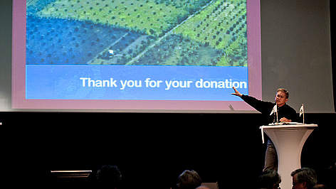 Jose Ma. Lorenzo Tan (CEO WWF-Philippines) talks about ATM Marketing during the closing plenary of ...
© WWF / Richard Stonehouse rel=